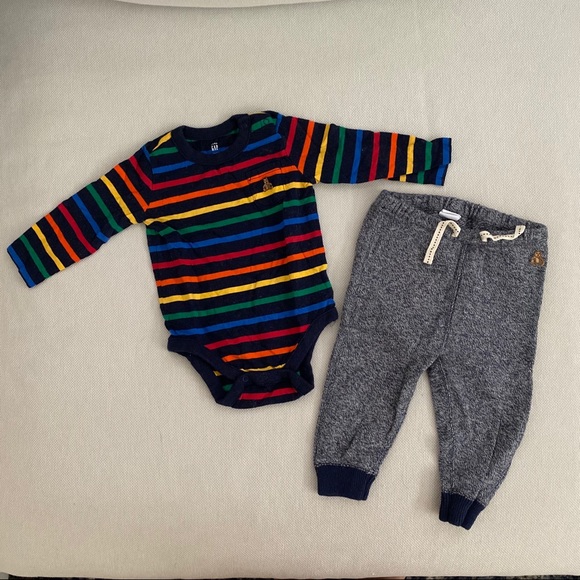 Baby GAP Outfit - Picture 2 of 3